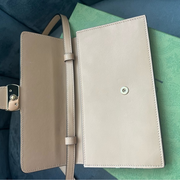 Sold. Gucci Icon Camelia wallet on chain - Picture 7 of 16